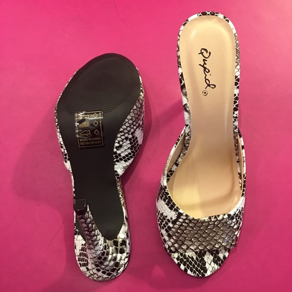 🐍 Snakeskin is IN! Qupid mule slide with 4” heel - Picture 3 of 4